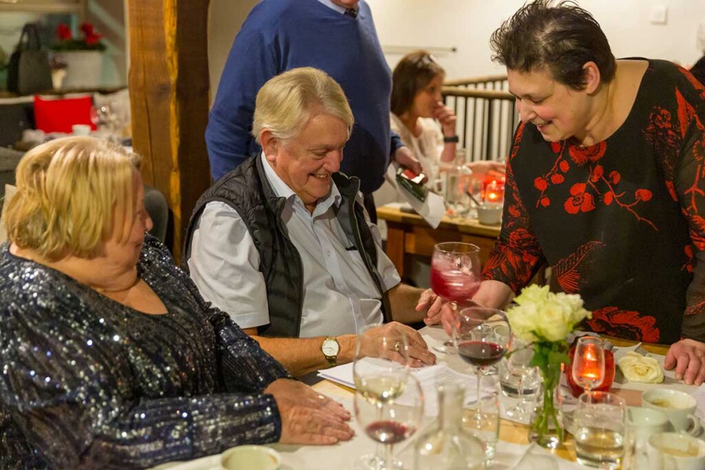 CInzia Bocchi, owner at La Locanda, talks to dinner guests at the wine tasting event