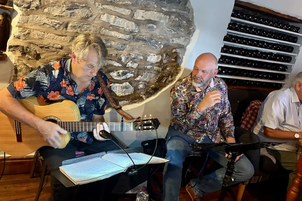 Alfresco Duo performing at La Locanda's Italian restaurant in Giburn